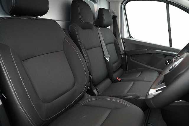 Nissan Primastar 2.0 dCi 150 Tekna Auto L1H1 3.0T Panel Van with Sat Nav and Air Con