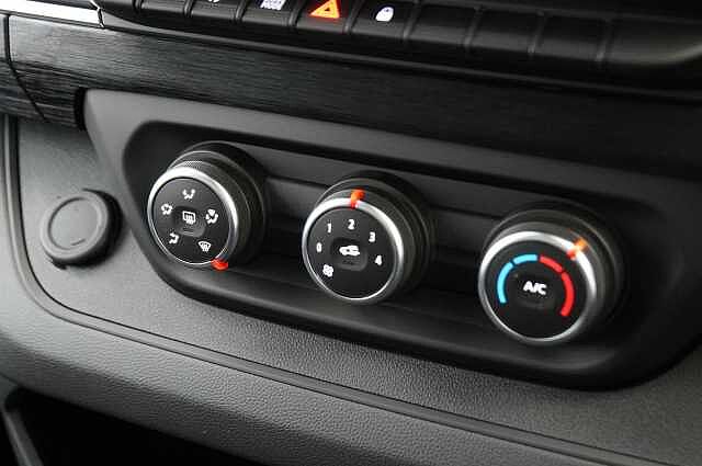 Nissan Primastar 2.0 dCi 150 Tekna Auto L1H1 3.0T Panel Van with Sat Nav and Air Con