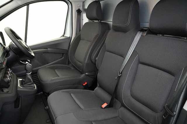 Nissan Primastar 2.0 dCi 150 Tekna Auto L1H1 3.0T Panel Van with Sat Nav and Air Con