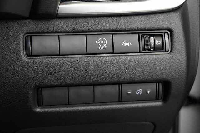 Nissan Qashqai 1.3 DIG-T MH 158 N-Connecta X-Tronic Auto with Glass Roof Pack Upgrade