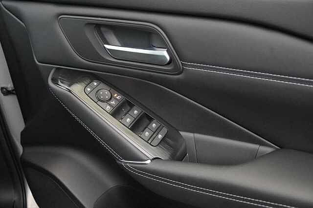 Nissan Qashqai 1.3 DIG-T MH 158 N-Connecta X-Tronic Auto with Glass Roof Pack Upgrade