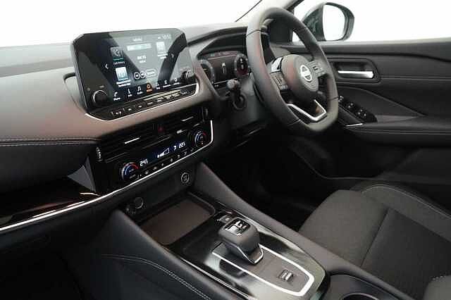 Nissan Qashqai 1.3 DIG-T MH 158 N-Connecta X-Tronic Auto with Glass Roof Pack Upgrade