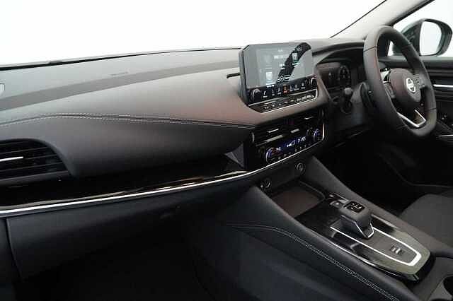 Nissan Qashqai 1.3 DIG-T MH 158 N-Connecta X-Tronic Auto with Glass Roof Pack Upgrade