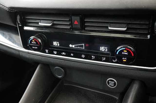 Nissan Qashqai 1.3 DIG-T MH 158 N-Connecta X-Tronic Auto with Glass Roof Pack Upgrade