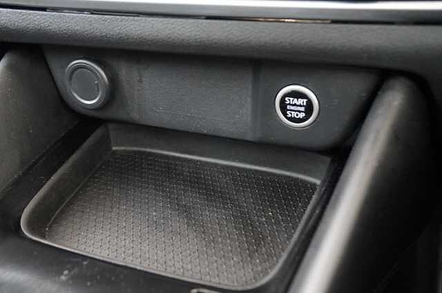 Nissan Qashqai 1.3 DIG-T MH 158 N-Connecta X-Tronic Auto with Glass Roof Pack Upgrade