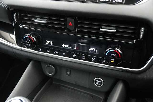 Nissan Qashqai 1.3 DIG-T MH 140 Premiere Edition with Glass Roof + Drive Assist Technology