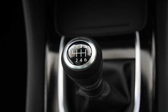 Nissan Qashqai 1.3 DIG-T MH 140 Premiere Edition with Glass Roof + Drive Assist Technology