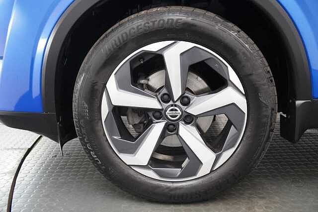 Nissan Qashqai 1.3 DIG-T MH 140 Premiere Edition with Glass Roof + Drive Assist Technology