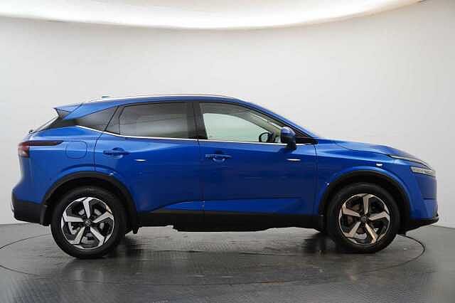 Nissan Qashqai 1.3 DIG-T MH 140 Premiere Edition with Glass Roof + Drive Assist Technology
