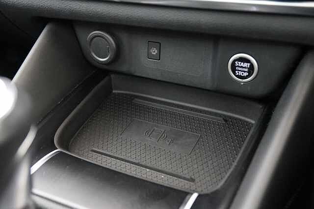 Nissan Qashqai 1.3 DIG-T MH 140 Premiere Edition with Glass Roof + Drive Assist Technology