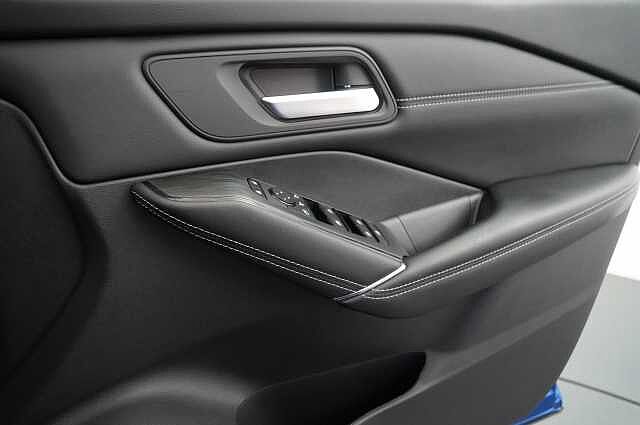 Nissan Qashqai 1.3 DIG-T MH 140 Premiere Edition with Glass Roof + Drive Assist Technology