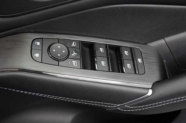 Nissan Qashqai 1.3 DIG-T MH 140 Premiere Edition with Glass Roof + Drive Assist Technology