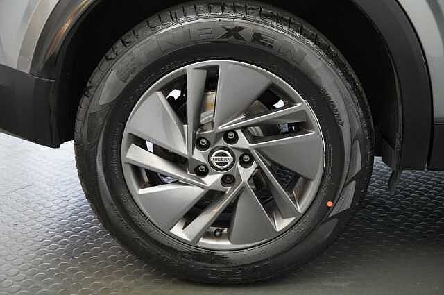 Nissan Qashqai 1.3 DIG-T MH 140 Acenta Premium with Rear View Camera and Intelligent Key