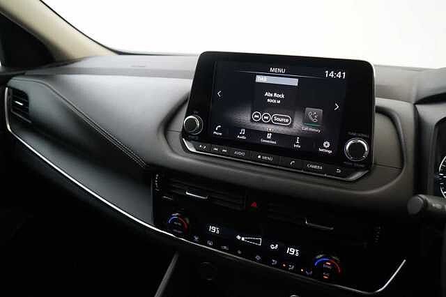 Nissan Qashqai 1.3 DIG-T MH 140 Acenta Premium with Rear View Camera and Intelligent Key