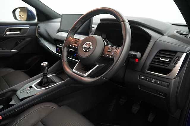Nissan Qashqai 1.3 DIG-T  MH 140 Tekna with Glass Roof and Drive Assist Technology