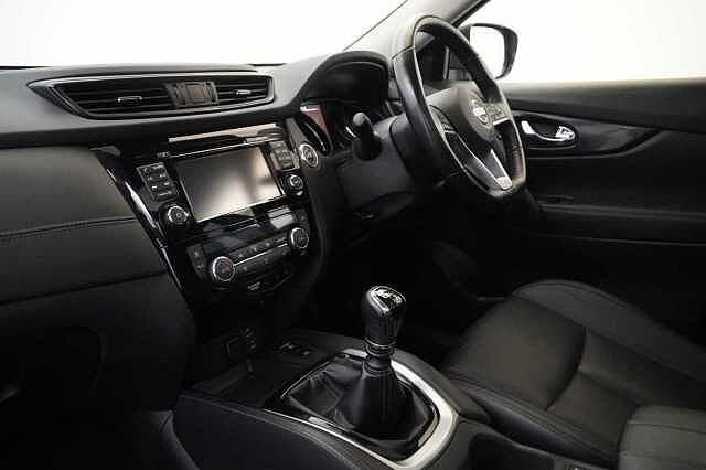 Nissan X-Trail 1.6 dCi 130 2WD Tekna with 5 Seats and BOSE Audio + Detachable Tow Bar