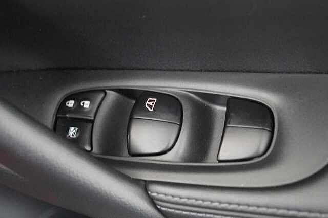 Nissan X-Trail 1.6 dCi 130 2WD Tekna with 5 Seats and BOSE Audio + Detachable Tow Bar