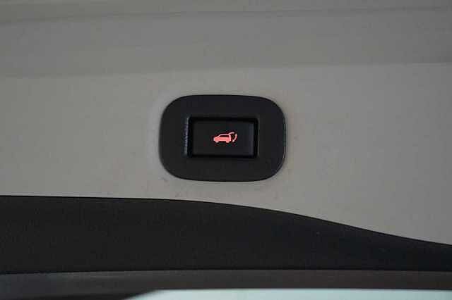 Nissan X-Trail 1.6 dCi 130 2WD Tekna with 5 Seats and BOSE Audio + Detachable Tow Bar