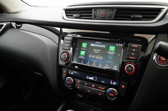Nissan Qashqai 1.3 DIG-T 160 N-Connecta DCT Auto with Nav + 360 Cameras and Glass Roof