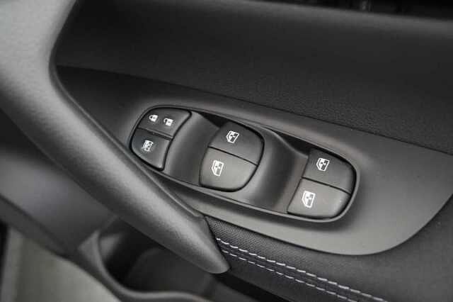 Nissan Qashqai 1.3 DIG-T 160 N-Connecta DCT Auto with Nav + 360 Cameras and Glass Roof