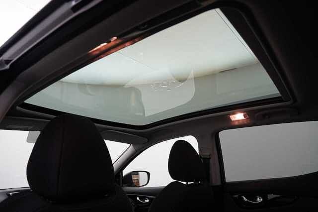 Nissan Qashqai 1.3 DIG-T 160 N-Connecta DCT Auto with Nav + 360 Cameras and Glass Roof