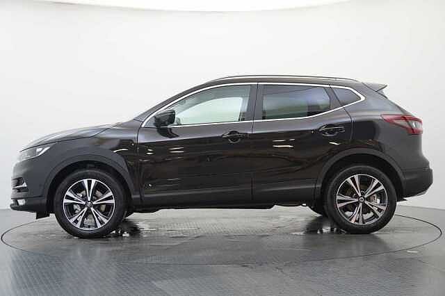 Nissan Qashqai 1.3 DIG-T 160 N-Connecta DCT Auto with Nav + 360 Cameras and Glass Roof