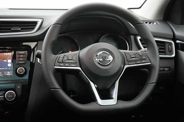 Nissan Qashqai 1.3 DIG-T 160 N-Connecta DCT Auto with Nav + 360 Cameras and Glass Roof