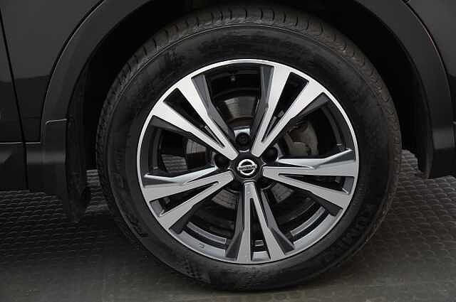 Nissan Qashqai 1.3 DIG-T 160 N-Connecta DCT Auto with Nav + 360 Cameras and Glass Roof