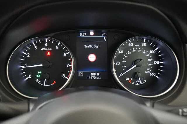Nissan Qashqai 1.3 DIG-T 160 N-Connecta DCT Auto with Nav + 360 Cameras and Glass Roof