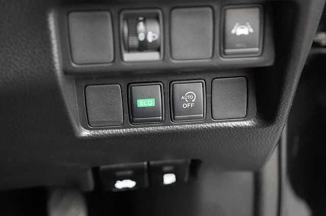 Nissan Qashqai 1.3 DIG-T 160 N-Connecta DCT Auto with Nav + 360 Cameras and Glass Roof