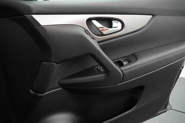 Nissan Qashqai 1.3 DIG-T 160 N-Connecta DCT Auto with Nav + 360 Cameras and Glass Roof