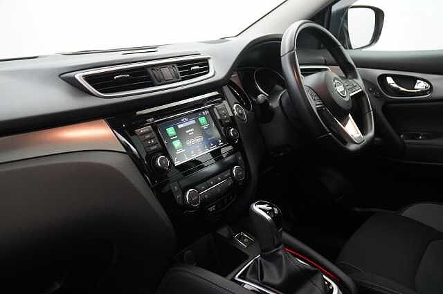 Nissan Qashqai 1.3 DIG-T 160 N-Connecta DCT Auto with Nav + 360 Cameras and Glass Roof