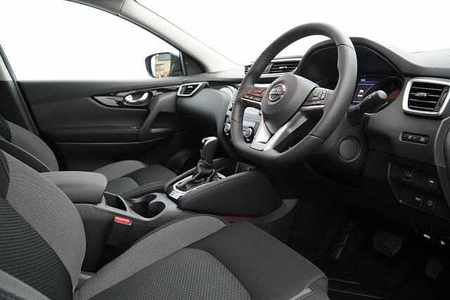 Nissan Qashqai 1.3 DIG-T 160 N-Connecta DCT Auto with Nav + 360 Cameras and Glass Roof