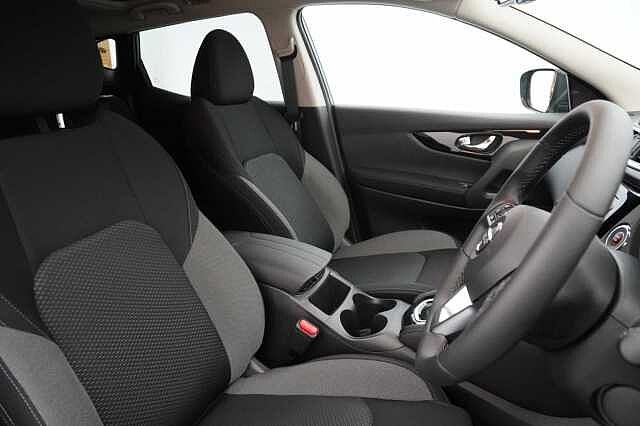 Nissan Qashqai 1.3 DIG-T 160 N-Connecta DCT Auto with Nav + 360 Cameras and Glass Roof