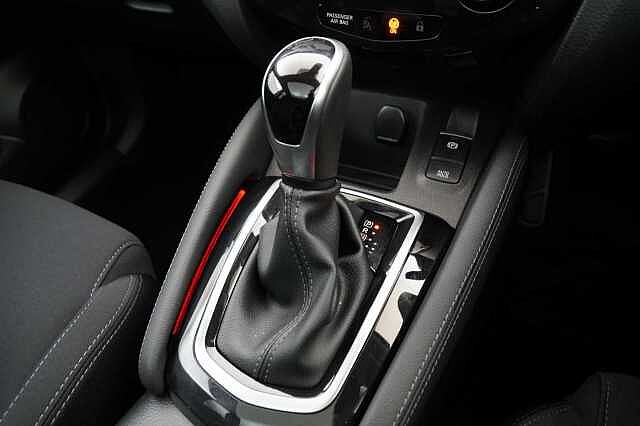 Nissan Qashqai 1.3 DIG-T 160 N-Connecta DCT Auto with Nav + 360 Cameras and Glass Roof