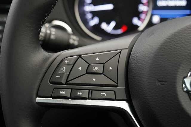 Nissan Qashqai 1.3 DIG-T 160 N-Connecta DCT Auto with Nav + 360 Cameras and Glass Roof