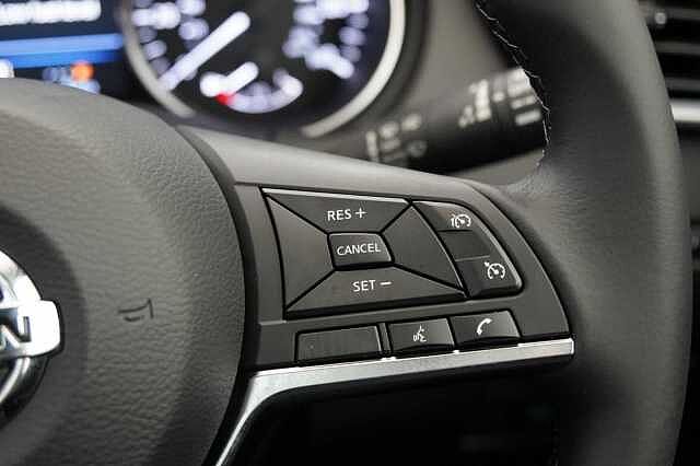 Nissan Qashqai 1.3 DIG-T 160 N-Connecta DCT Auto with Nav + 360 Cameras and Glass Roof