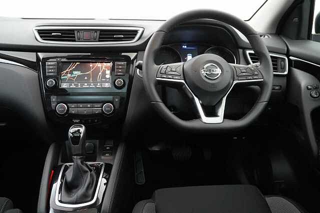 Nissan Qashqai 1.3 DIG-T 160 N-Connecta DCT Auto with Nav + 360 Cameras and Glass Roof