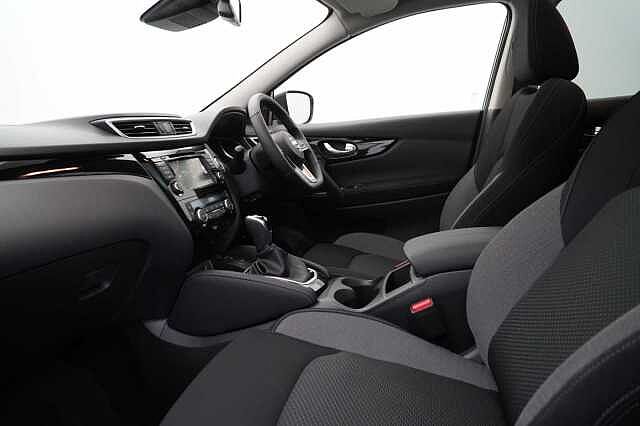 Nissan Qashqai 1.3 DIG-T 160 N-Connecta DCT Auto with Nav + 360 Cameras and Glass Roof