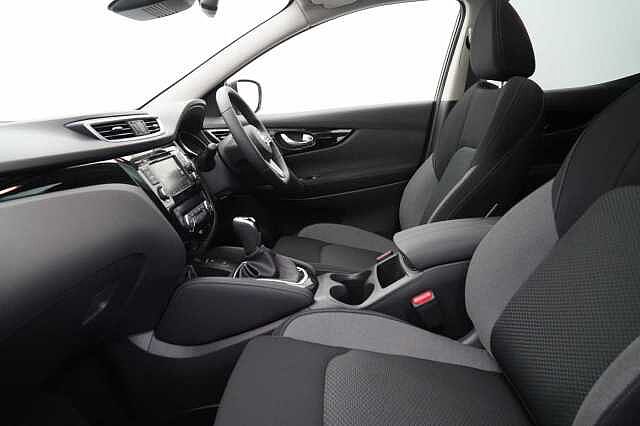 Nissan Qashqai 1.3 DIG-T 160 N-Connecta DCT Auto with Nav + 360 Cameras and Glass Roof