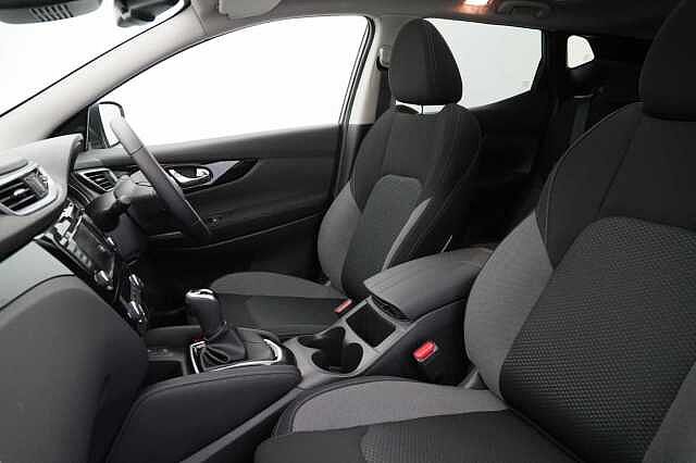 Nissan Qashqai 1.3 DIG-T 160 N-Connecta DCT Auto with Nav + 360 Cameras and Glass Roof
