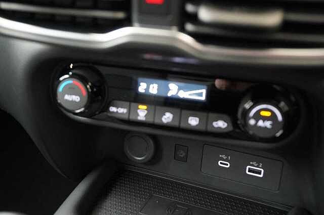 Nissan Juke 1.0 DIG-T 114 N-Connecta with Sat Nav and Rear View Camera