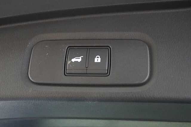 Nissan Qashqai 1.3 DIG-T MH 140 Tekna with Glass Roof and Drive Assist Technology