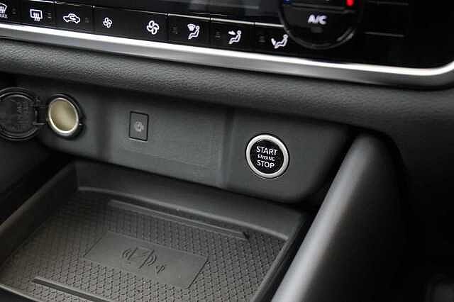 Nissan Qashqai 1.3 DIG-T MH 140 Tekna with Glass Roof and Drive Assist Technology