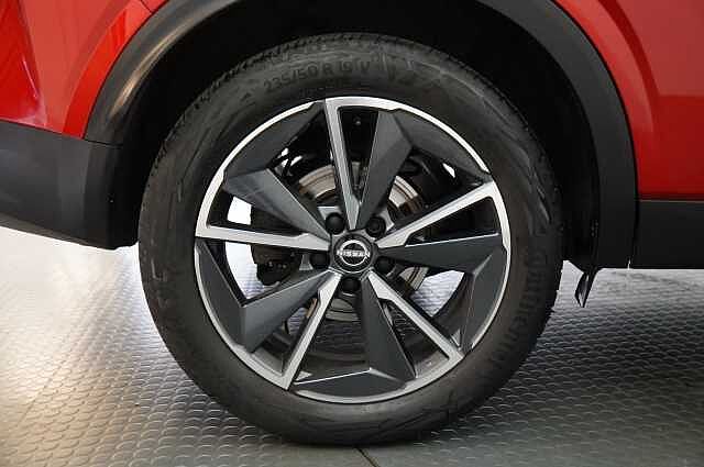 Nissan Qashqai 1.3 DIG-T MH 140 Tekna with Glass Roof and Drive Assist Technology