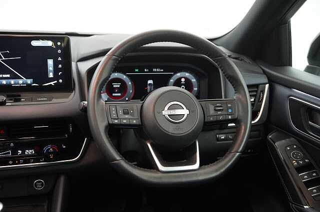 Nissan Qashqai 1.3 DIG-T MH 140 Tekna with Glass Roof and Drive Assist Technology