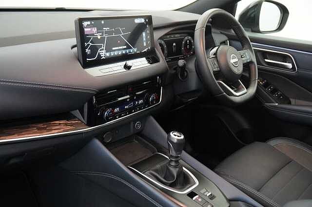 Nissan Qashqai 1.3 DIG-T MH 140 Tekna with Glass Roof and Drive Assist Technology