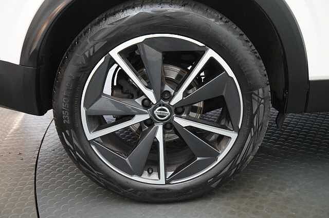 Nissan Qashqai 1.3 DIG-T MH 140 Tekna with Drive Assist Technology and Glass Roof