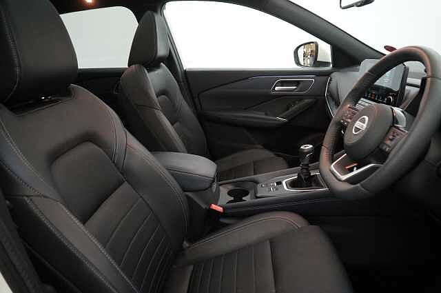 Nissan Qashqai 1.3 DIG-T MH 140 Tekna with Drive Assist Technology and Glass Roof