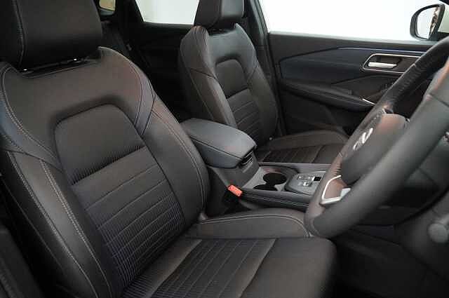 Nissan Qashqai 1.3 DIG-T MH 140 Tekna with Drive Assist Technology and Glass Roof